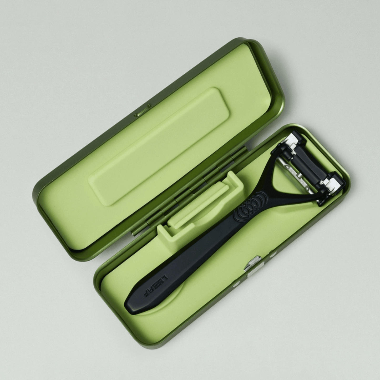 Alternate Image of Leaf Two Moss Razor Case, green metal case