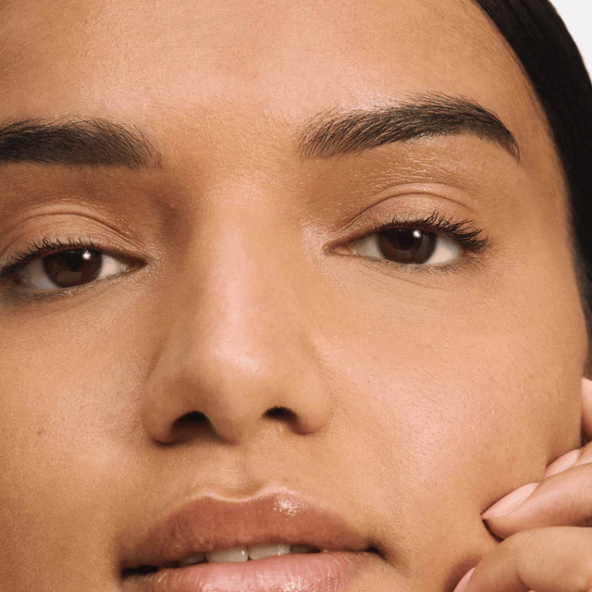 Alternate image of model wearing ILIA 19O Organdy Skin Blur Serum Concealer
