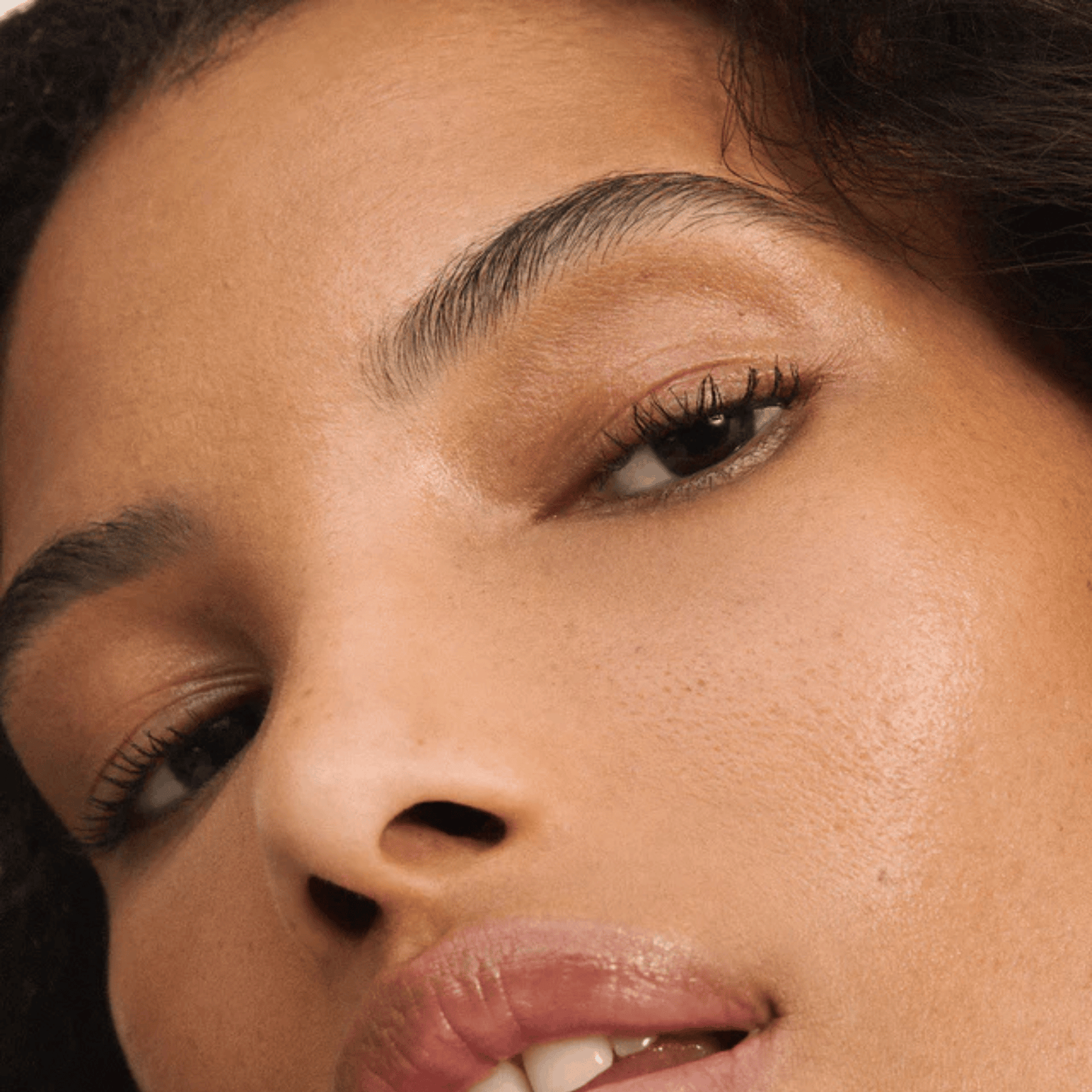Alternate image of model wearing ILIA 21W Moire Skin Blur Serum Concealer