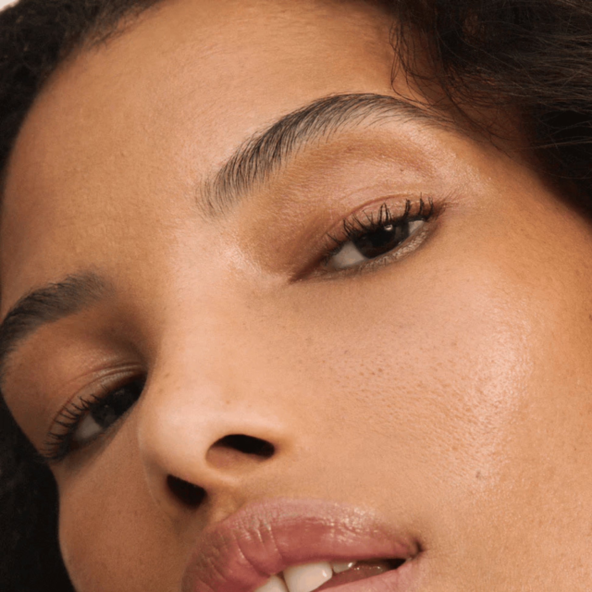Alternate image of model wearing ILIA 21W Moire Skin Blur Serum Concealer