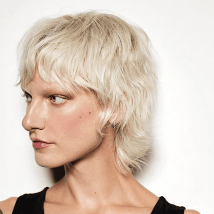 Alternate image of model after using Reuzel Clay Spray (100 ml)