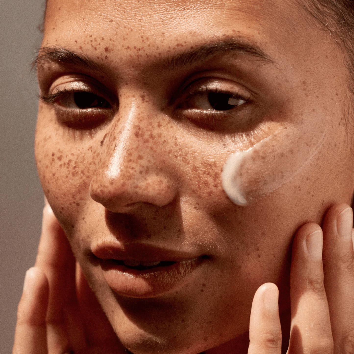 Alternate Image of The Mug Guard - Invisible Gel Face Sunscreen SPF 30 Swatch