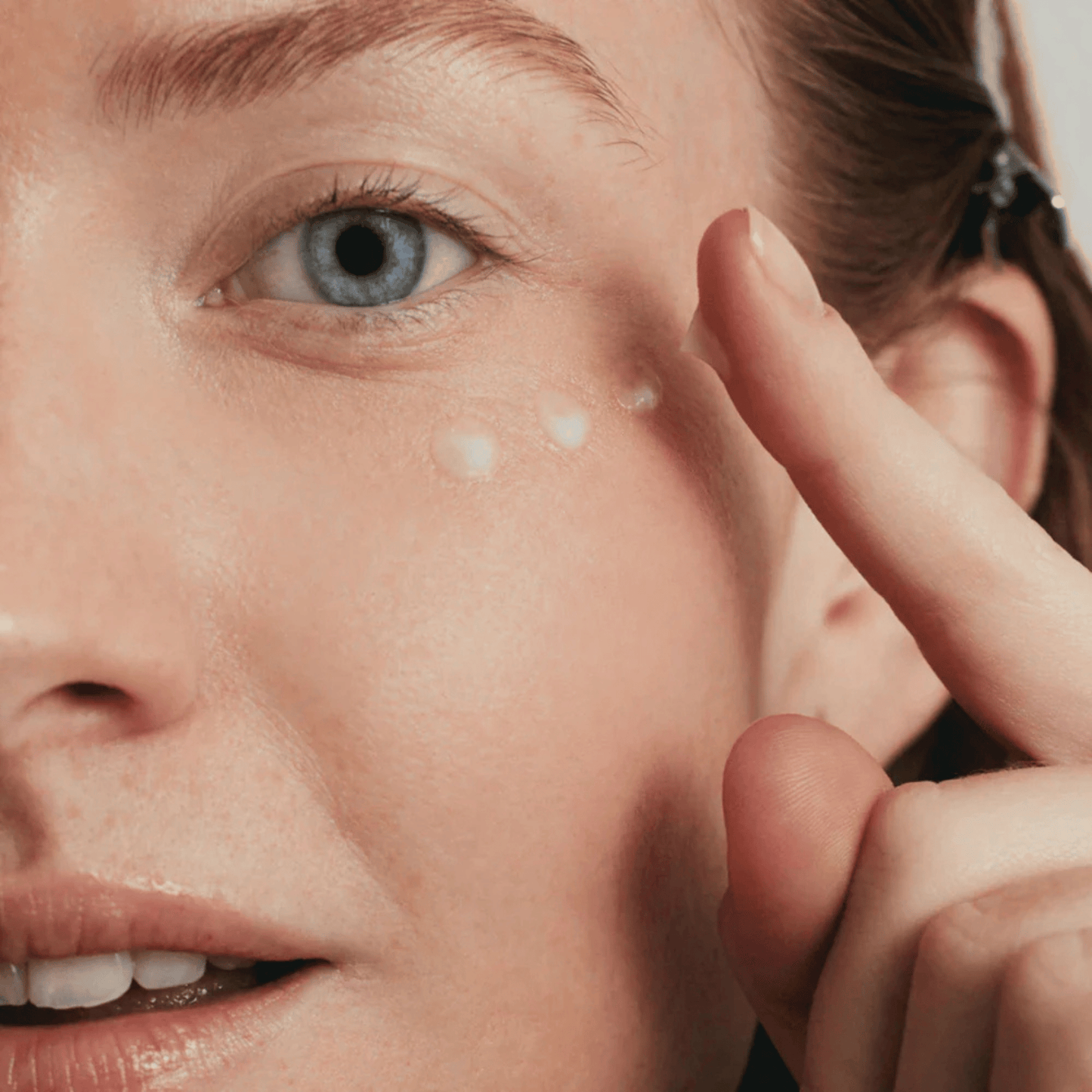 Alternate Image of Smoothing Eye Contour Care, texture with model