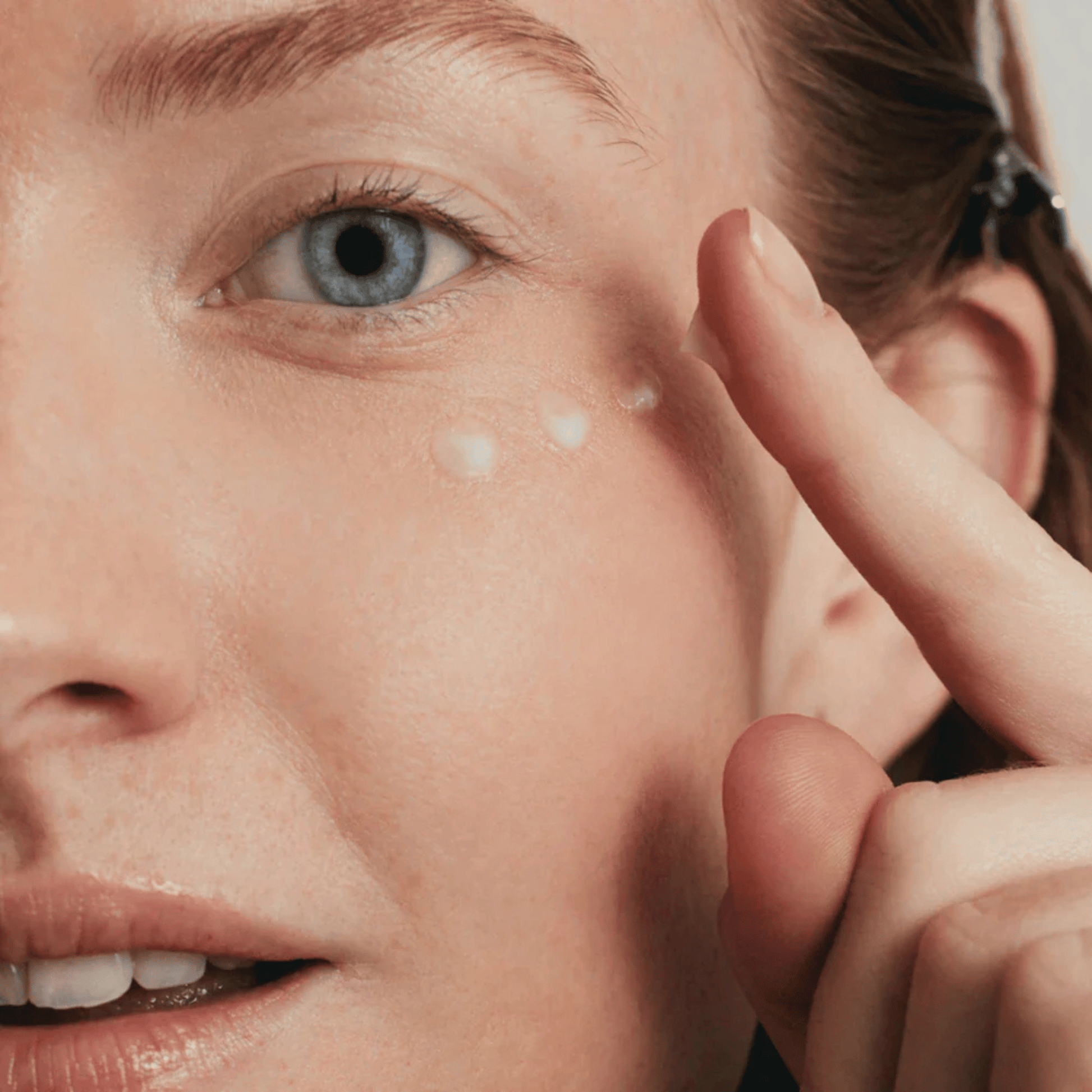 Alternate Image of Smoothing Eye Contour Care, texture with model