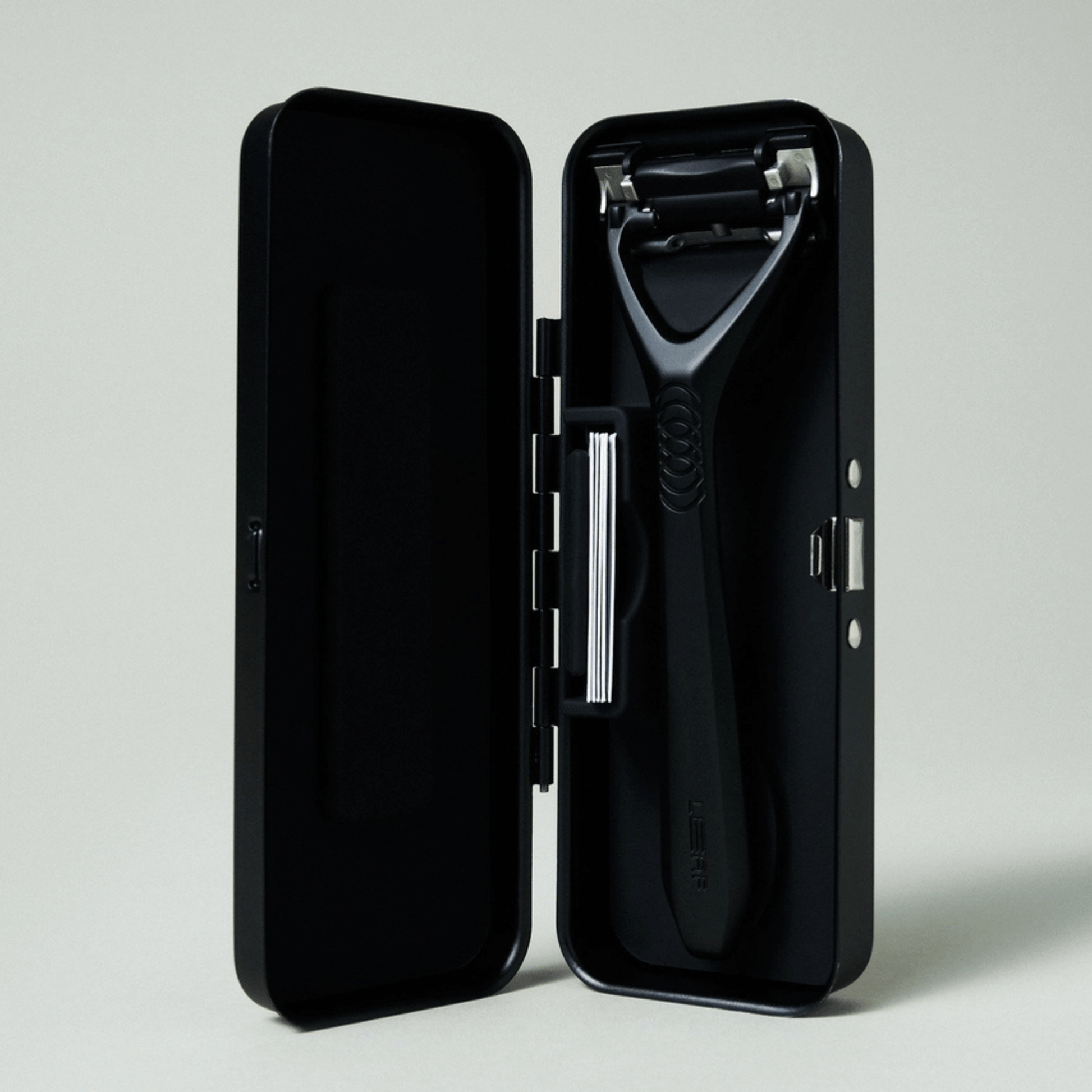 Alternate Image of Leaf Two Black Razor Case, black metal case