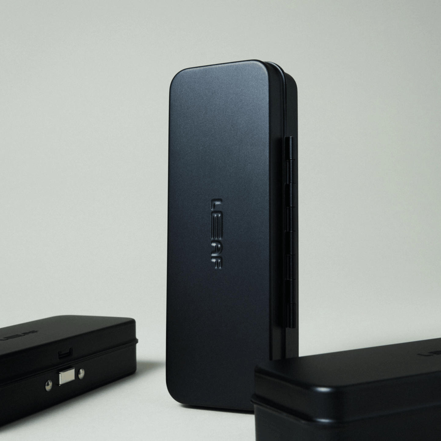 Alternate Image of Leaf Two Black Razor Case, black metal case
